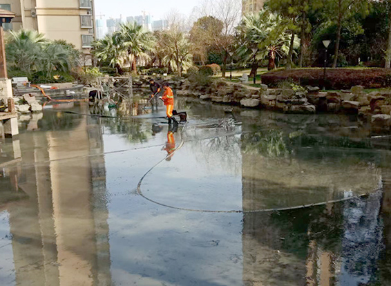 红塔景观池淤泥清理