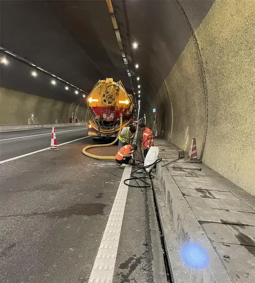 红塔隧道排水渠清淤